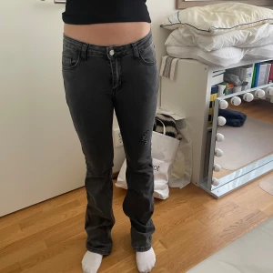 Grå jeans med bootcut - Snygga grå jeans med bootcut-stil och normal passform. De har en klassisk femficksdesign och knäppning med dragkedja. Perfekta för en avslappnad look.