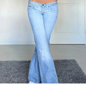 Lågmidjade jeans  - Hej säljer dem här superfina populära  lågmidjade jeansen som är köpt här på plick. Midjemåttet rakt över= 37 cm, innerbenslängden= 81 cm. Skriv om ni är intresserade❤️