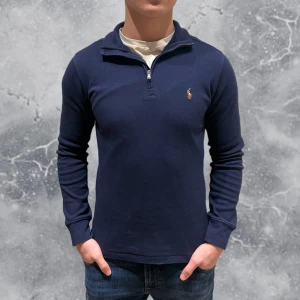 Ralph Lauren Quarter Zip Tröja Navy Blå - •Ralph Lauren Quarter-Zip Tröja Navy Blå. Skick: 8/10, Inga skador! Storlek: 14/16 år ungdom = XS~. Modell: 173 cm, 65 kg. Authentic: ✅, QR Kod finns även i plagget. Ursprungligen från Zalando. Nypris: 1 500 kr+. Hör av dig vid frågor eller funderingar, mvh Hessler’s;)
