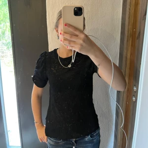 Svart spetsblus från Kappahl - Säljer en svart blus från Kappahl i storlek XS. Den kommer inte riktigt till användning den är använd ett fåtal gånger 