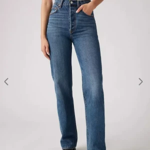 Levi's 501 högmidjade raka jeans - Klassiska blå Levi's 501 jeans med hög midja och raka ben. Jeansen är tillverkade i kraftigt denim och har fem fickor samt knäppning med knappar. Perfekta för en tidlös och avslappnad stil. Storlek 29