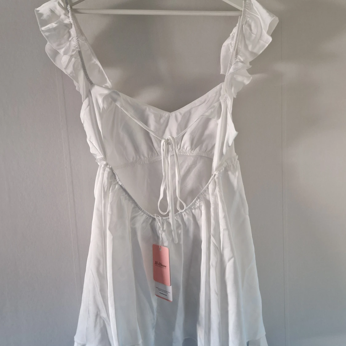 Vit volangklänning med knyt i ryggen - 1