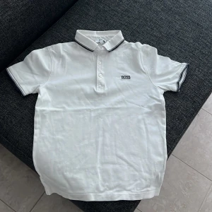 Hugo boss piké  - Säljer denna tröja. Pga den är för small för mig, den är i bra skick och passar till många storlekar.