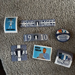 Malmö FF klistermärken - Säljer Malmö FF klistermärken. De är 7 motiv som finns och de är IKT, AC, Malmö Fotbollförening, Skåne Laget, Skåne Laget rund, 1910 och MFF. Just nu finns det 1 av 1910, 2 av Skåne Laget, 2 av Skånelaget 1910 rund, 3 av MFF, 4 av IKT, 5 av AC, 5 av Malmö Fotbollförening kvar i lager! Säljes styckvis, 2kr per klistermärke. 