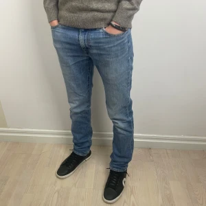 Levi’s jeans - Schyssta Jeans från Levi’s i bra skick. Jeansen är i storlek W29/L32. Modellen på bilden är 176 cm lång. Hör av dig vid frågor och funderingar!