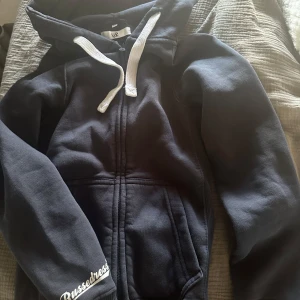 Marinblå hoodie från Russedress - Marinblå Hoddie från russedress, jätte populär just nu, i storlek XXS. Den är knappt använd som ny 