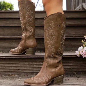 Bruna cowboy boots med broderi - Snygga bruna cowboy boots med dekorativt broderi längs skaftet