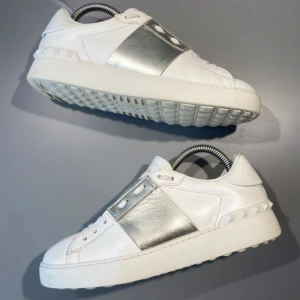 Valentino Open - Hej! Säljer nu mina skor från märket Valentino, storlek 37 bra skick insulorna saknas, givetvis äkta. Tveka inte på att höra av dig om du har frågor eller funderingar kring skorna! 