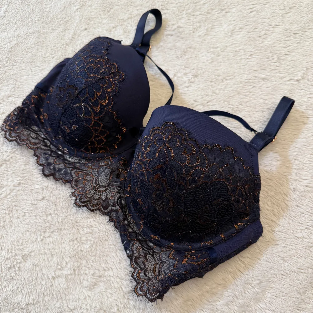 Jättefin blå bh i spets ifrån Hunkemöller i storlek 80E. Ny och oanvänd.💕Skriv jättegärna ett omdöme efteråt. Snabb leverans. 🚚 . Muu.
