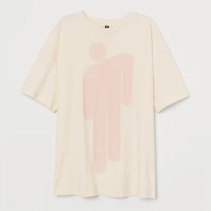Cremévit Billie Eilish T-shirt🫶🏼 - Säljer denna cremévita t-shirt med Billie Eilish tryck från H&Ms kollektion med Billie Eilish. Storleken är ”true to size” men har en loose passform och är tillverkad i mjuk bomull i storlek S. Endast använt ett fåtal gånger, säljs inte längre!✌🏼