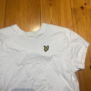 Vit croppad t-shirt från Lyle & Scott - Jätte fin croppad tröja från Lyle & scott. Används inte längre:) sitter både som S och M 