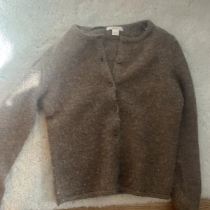 Söt brun kofta🤍 - Jätte snygg kofta som är brun/grå och bara använd få gånger. Inget är sönder.💘 