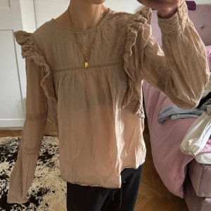 Beige volangblus - Söt blus från NA-KD med fina detaljer!🤎 200 kr + frakt