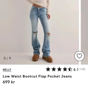 Lågmidjade bootcut jeans med ficklock från Nelly - Sååå himla snygga jeans från Nelly med hål på knäna. Jag har använt dom cirka två gånger så dom är i topp skick. Nypris 700kr🥰🥰