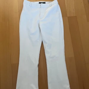 Vita bootcut kostymbyxor - Äldre modell fr bikbok, små fläckar vid ena benet går säkert att tvätta bort