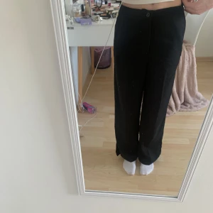 Svarta byxor från H&M - Snygga svarta kostymbyxor från H&M. Byxorna har en justerbar midja och stängs med dragkedja och knapp. Skulle säga är normal waist men går att dra ner och upp om man vill ha high eller low-waist. Passar mig som brukar ha ca xs-s i byxor. Det är bara att skriva till mig om ni har några frågor eller vill ha mått!🤍