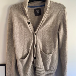 Beige cardigan  - Tja säljer denna cardigan ifrån hm storlek 158/164 men passar någon som är någonstans i mellan 167-170cm lång, 9/10 skick och perfekt nu inför höst/vintern när det blir kyligt ute! Obs! Några få fläckar på ärmen så det är bara att fråga om bilder så skickar jag. (Priset är ej hugget i stenen, tar emot byten)