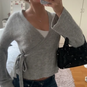 Grå omlottkofta - Jättesöt kofta från Gina Tricot i mycket bra skick. Perfekt till hösten!!🩷