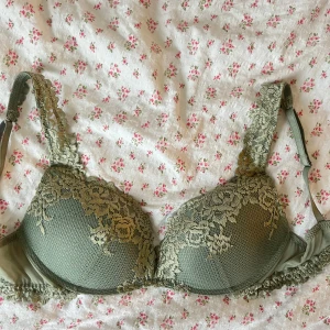 Intimissimi gioia bh superpush up - Superfin intimissimi bh i modellen superpush up Gioia pretty flowers, färgen är fade green och storlek är 75D. Tog av prislappen men den är aldrig använd! Nypris 519kr