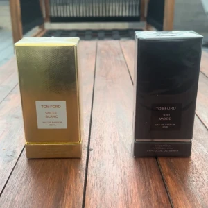 Tom Ford Soleil Blanc & Oud Wood parfym - Två exklusiva parfymer från Tom Ford: Soleil Blanc i en lyxig guldig förpackning och Oud Wood i en elegant svart box. Båda är Eau de Parfum, 100 ml, och levereras i originalkartong. Perfekt för dig som gillar unika och sofistikerade dofter. Pris:  tom Ford soleil blanc - 1900kr |  Oud Wood 2300kr | paketpris kan lösas för billigt pris🙌 | ALLTING ÄR SJÄLVKLART ÄKTA!!