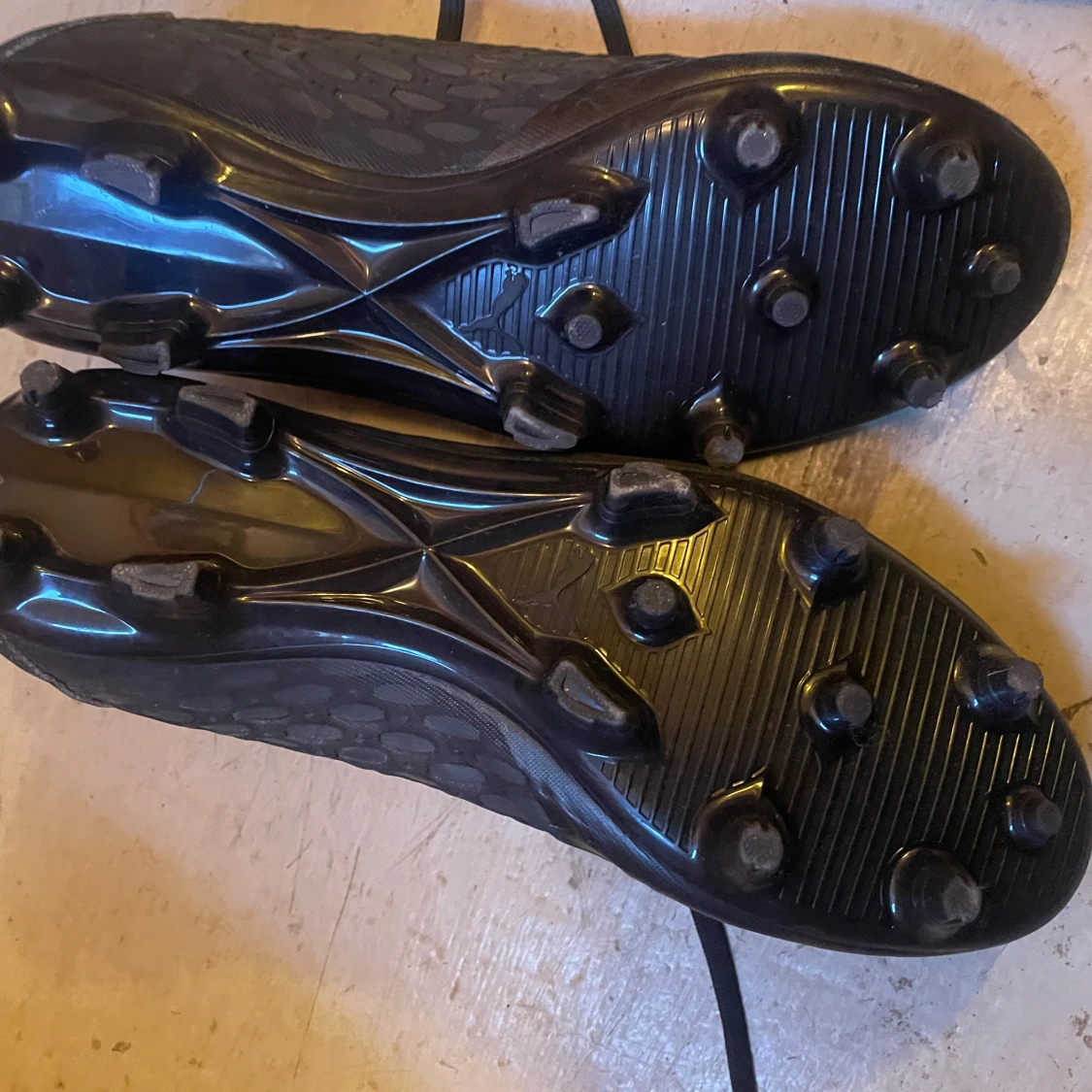 Svarta fotbollsskor från Puma strl 40 - 1