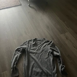 Grå stickad tröja - Skriv vid funderingar