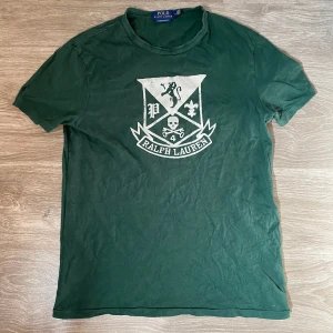 Ralph Lauren T-Shirt - Hej! Säljer en tvär fet Ralph Lauren T-Shirt ⭐️ || Skick : Okej || Storlek : M || Har du några frågor är det bara att höra av sig 🙌