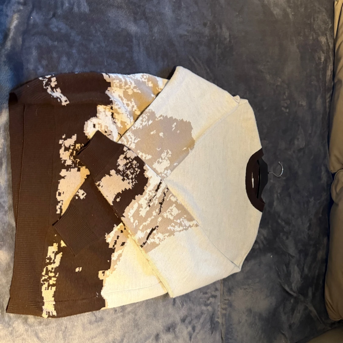 Beige och brun stickad tröja med mönster - 2