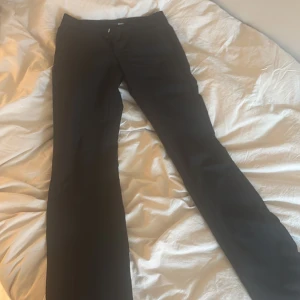 Lågmidjade svara kostymbyxor - Säljer mina svarta kostymbyxor från bikbok. Dem är i modell VERA TALL, säljer pga att dem är för små. Köpta för ca 2 år sedan, använt mycket men inga defekter. Kan dessvärre inte visa dem på eftersom jag inte får på mig dem. Köpta för 600kr. 