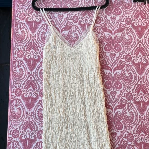 vit sommarklänning - Jättefin klänning med snygga detaljer som tyvärr inte kommit till någon användning👍🏼 Skriv för fler bilder mm😊