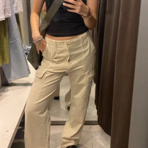 Beige cargopants, Zara - Helt oanvända, är vanligtvis str S, men passar mig, blir lite mer boyfrind jeans med str 40