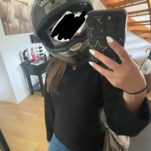 Premium quality tröja - En svart stickad tröja med rund hals och långa ärmar. Tröjan har en enkel och clean design med ribbade muddar vid ärmslut och nederkant. Perfekt att slänga på sig till jeans för en chill look.