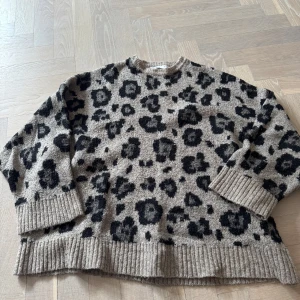 Leopardmönstrad stickad tröja  - Väldigt oversize, hade kunnat passa M 