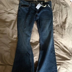 Bootcut jeans i mörkblå denim - Low raise jeans från ginatricot