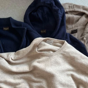  cashmere-tröjor från Rose & Born - Alla tröjor är i 100% Kashmir från rose and Born, använda fåtal gånger utan defekter. Öppen för prisförslag/ trade. Den blå hoodien är i baby-Kashmir och de andra i Kashmir. 