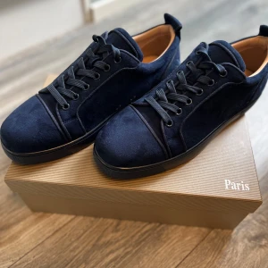 Christian Louboutin - Helt nya Christian Louboutin i strl 43 men sitter i 44. Box, tags allt of medföljer. Skriv vid intresse 