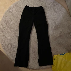 Kostymbyxor (uppsydda!) - Kostymbyxor från bikbok i storlek 34 men som är uppsydda ca 3-4 cm så passar någon som är kortare än 160💕