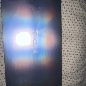 PICO 4 VR - Säljer detta PICO 4. Ett VR-headset med stilren design och ergonomiska kontroller, perfekt för dig som vill utforska virtuella världar, spela spel eller bara ligga i din säng och kolla film och bli del av filmen! Bara gör ett konto på Meta’s hemsida och börja utforska den virtuealla världen!