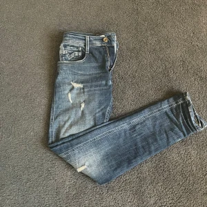 Replay anbass slim fit  - Hej! Säljer dessa feta replay jeans med slitningar! Dom är i toppen skick utan tecken på användning, storleken är 29/32! Dessa är otroligt svåra att få tag på och nypris på dessa ligger runt 2000kr! Hör av er vid funderingar! MVH luxury trends 