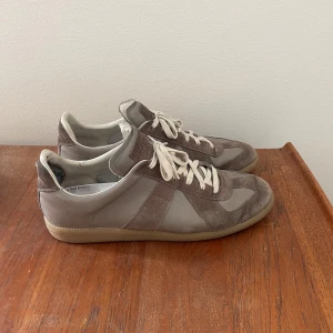 Maison Margiela Gats - Maison margiela gats i bra skick. Storlek 44 1/2, perfekta nu till hösten. Skorna är använda men mycket kvar att ge! 3100kr. Hör av er om ni har några frågor eller funderingar!