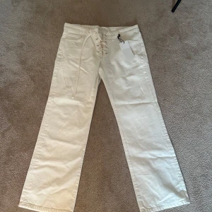 Flare jeans - Flare jeans från Zara med snörning där fram, perfekta för en höst outfit, aldrig använda lapp kvar. 