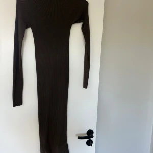 Grön ribbad långklänning Gina Tricot - Säljer en grön långklänning från Gina Tricot i storlek XS. Klänningen är ribbad, har lång ärm och en tight passform som framhäver figuren. Perfekt för dig som gillar minimalistisk stil och vill ha något bekvämt men ändå snyggt.