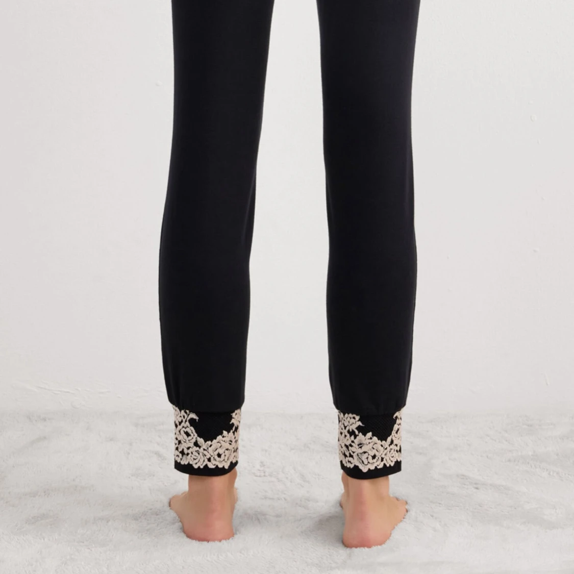 Svarta pyjamasbyxor med spetsdetalj  - 1
