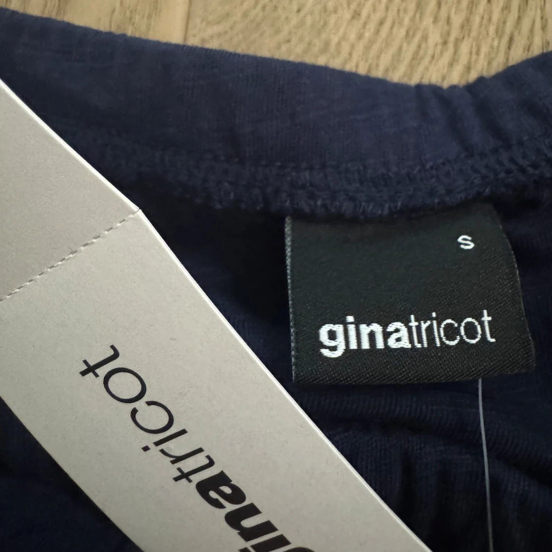 Mörkblå volangkjol från Gina Tricot - 1