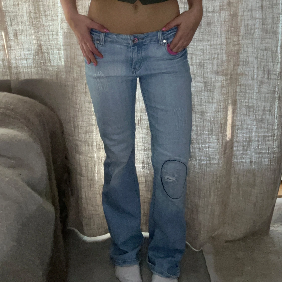 Ljusblå jeans med rosa detaljer - 4