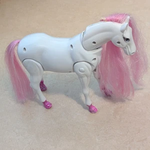 Jätte snygg häst av plast  - Jätte snygg leksakshäst av plast. Ljud hörs från hästen med hjälp av batterier. Batterier medföljer inte