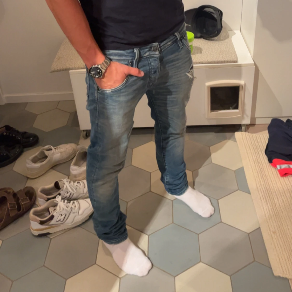 Blå slitna jeans - 1