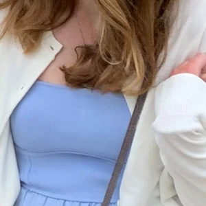 Ljusblå bandeau topp från Zara - Supersöt ljusblå bandeau topp från Zara med  volangkant nedtill. Toppen har en lätt strukturerad yta och markerade sömmar framtill som ger en snygg form. Använd 1 gång💕☺️