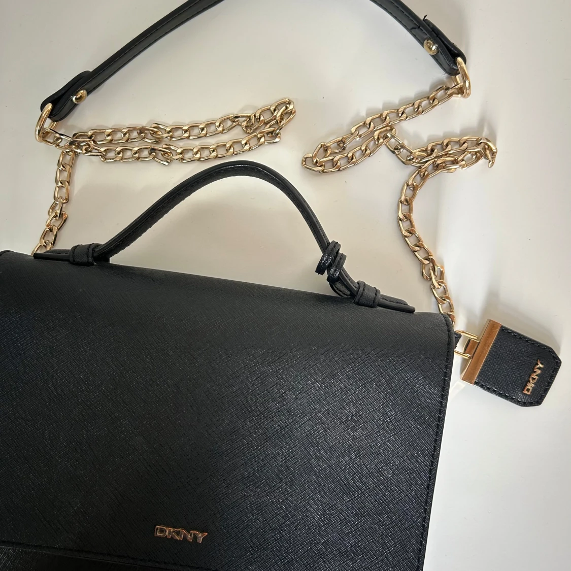 Svart axelväska från DKNY med guldkedja
