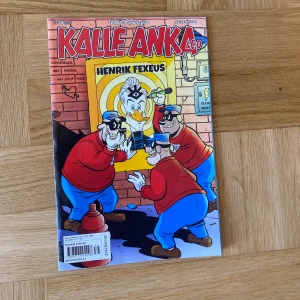 Kalle anka tidning - Vill du belöna barnen med något kul inför skolstarten eller behöver de något skoj att läsa på fritiden? Eller vill du uppleva barndomens läsning på nytt? Köp då denna Kalle anka tidning, nr 39, med specialfallen om Henrik Fexeus.      Tidningen är cirka 50 sidor lång och perfekt läsning om man vill öva upp läsandet eller bara nöjesläsa.   Finns att hämta i Göteborg eller kan skickas. Se gärna fler annonser för samköp. 15kr. 